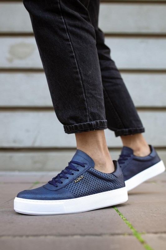 Discover our wide range of men's casual shoes in a variety of colors.