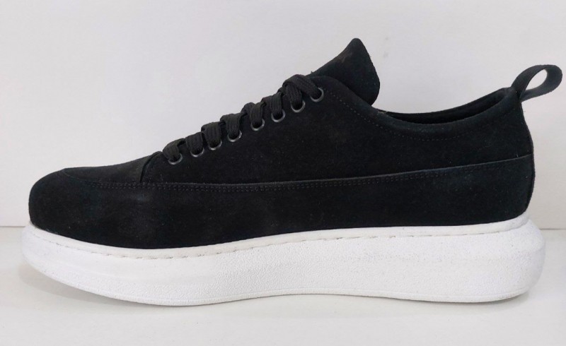 Black suede shoes give you a modern and comfortable look