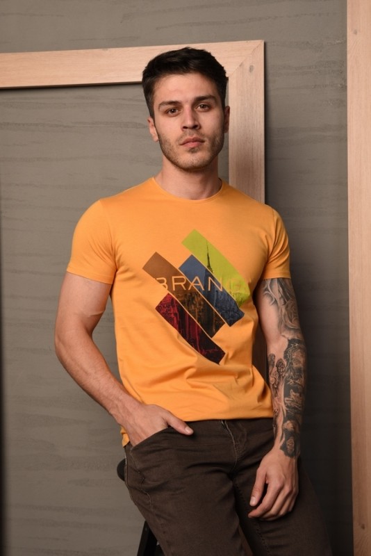 Refresh your casual look with this trendy t-shirt with a unique design.