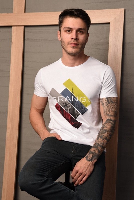 Refresh your casual look with this trendy t-shirt with a unique design.