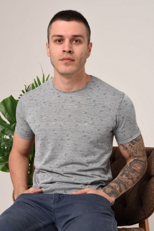 Don't miss the chance to get this distinctive T-shirt and add a touch of elegance to your daily look!