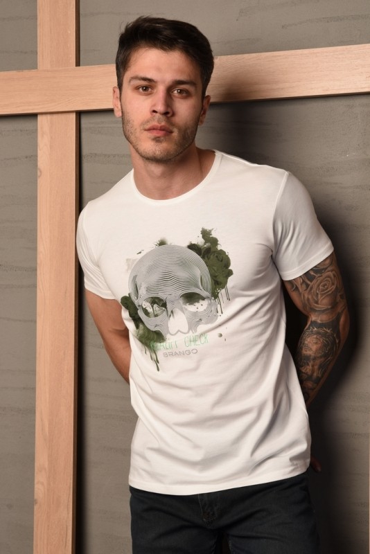 Add a touch of charm and distinction to your look with this white T-shirt.