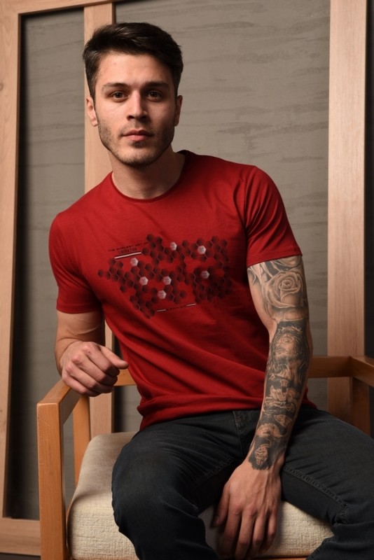 Men's T-shirt in attractive red color and distinctive cell pattern
