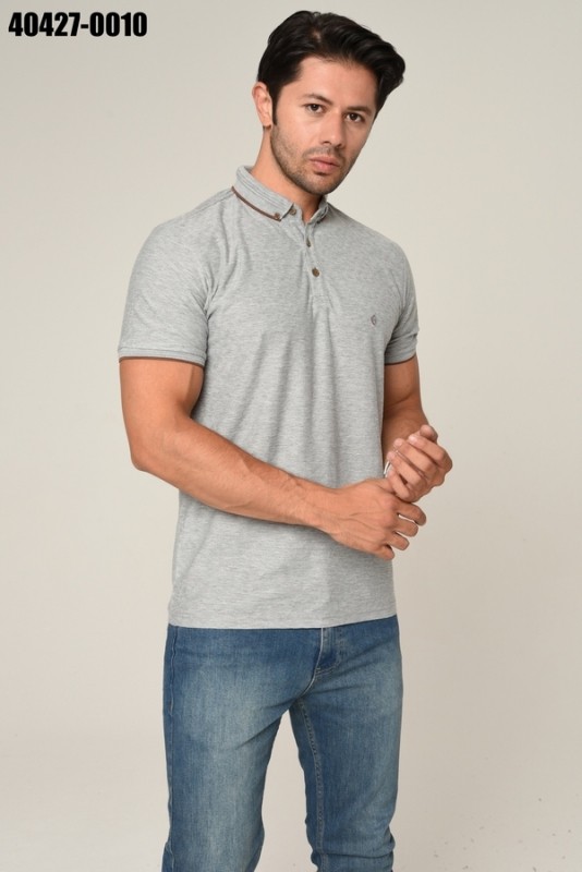 Simplicity and elegance: men's polo shirt in gray with distinctive details.
