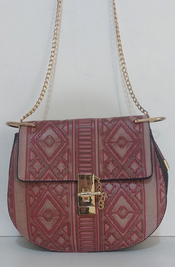 Add a touch of elegance to your look with our elegant women's bags, distinctive options for every occasion!