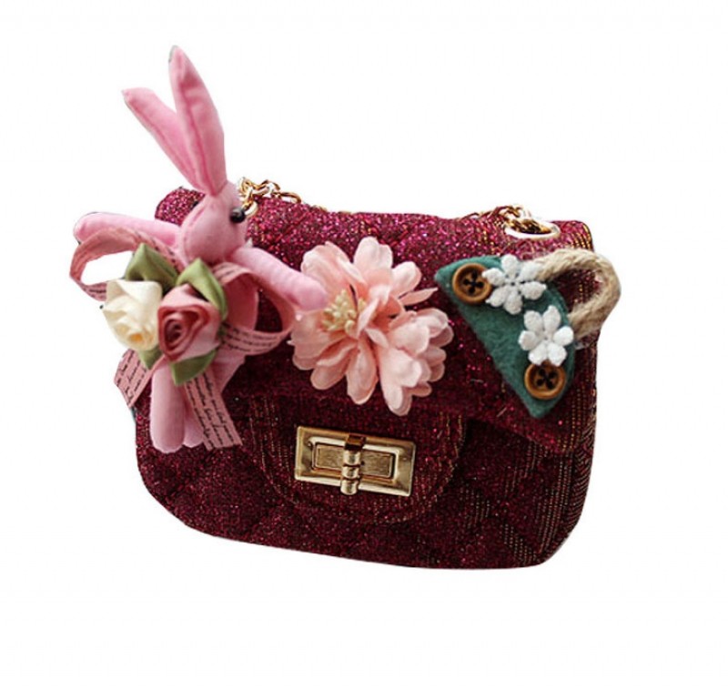 Be more radiant with a red handbag that combines elegance and practicality