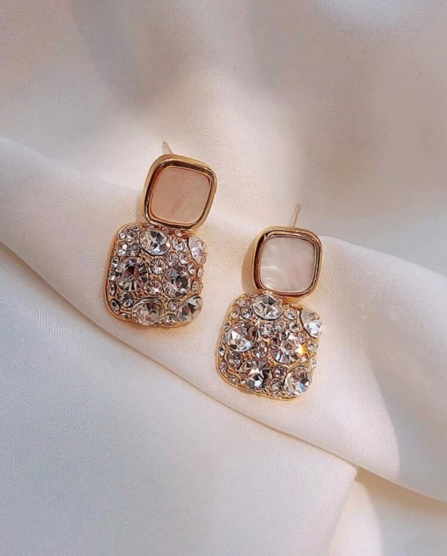 Throw luxury with first-class gold carat accessories