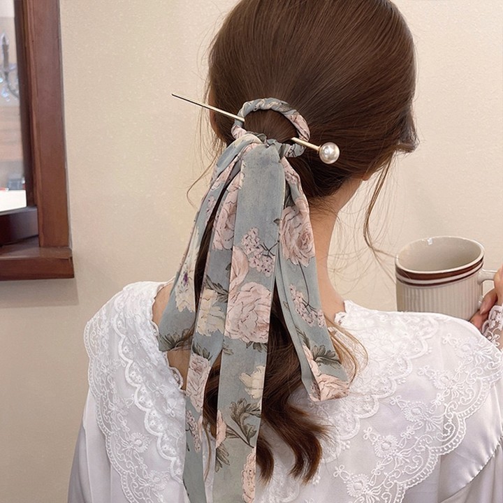 Stylish hair clip with ribbons