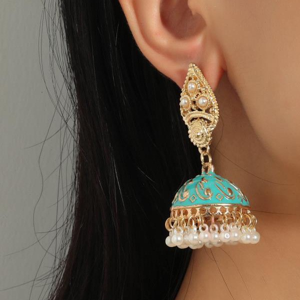 Heavenly motifs: gold earrings with turquoise touch