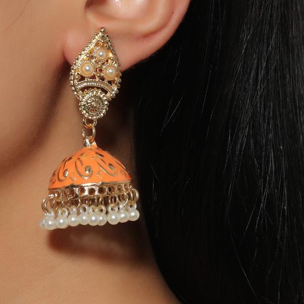 Sunrise colors: Gold earrings with a charming orange touch