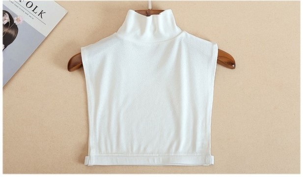 White Round Collar: A Warm and Elegant Layer in Seconds