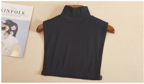 "Elegant black collar: a warm touch in a modern style