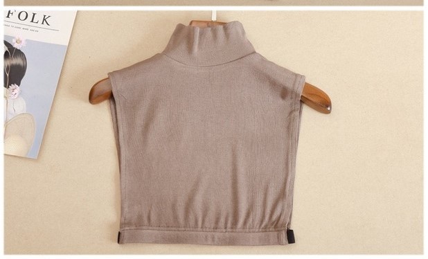 Caramel high collar: a warm and elegant addition with a simple touch