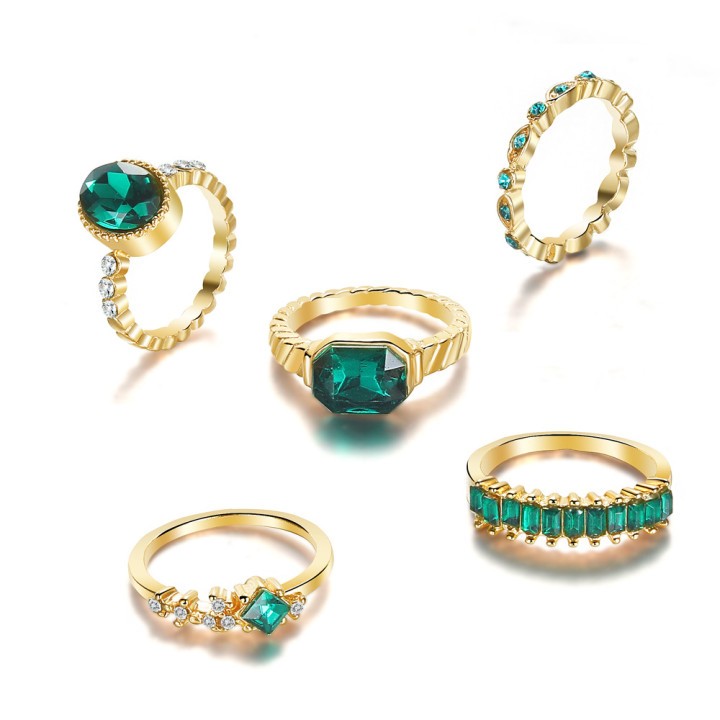 Golden Emerald: a charming ring set with a luxurious emerald touch