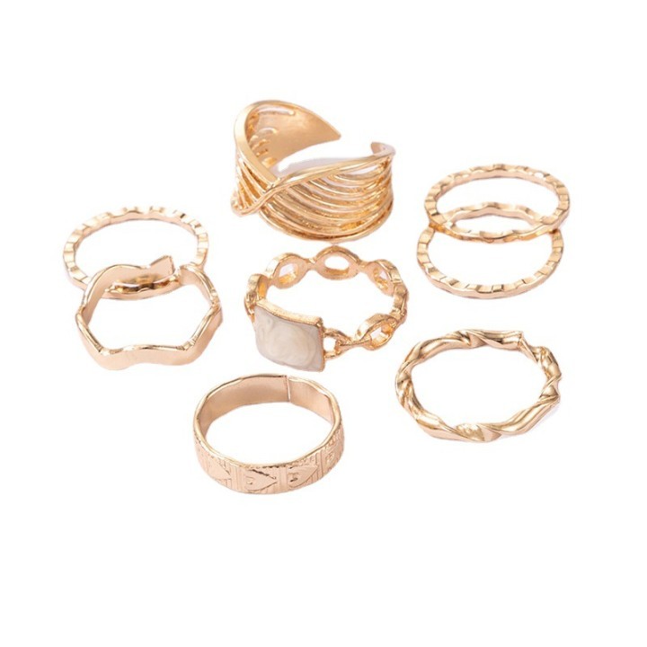 The Golden Touch: a trendy ring set in bohemian style