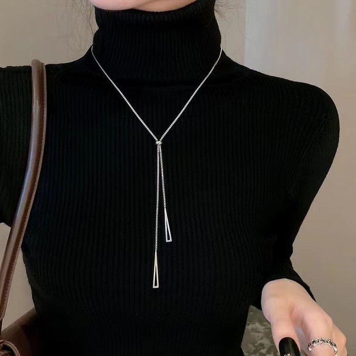 Geometric simplicity: silver pendant with a modern touch