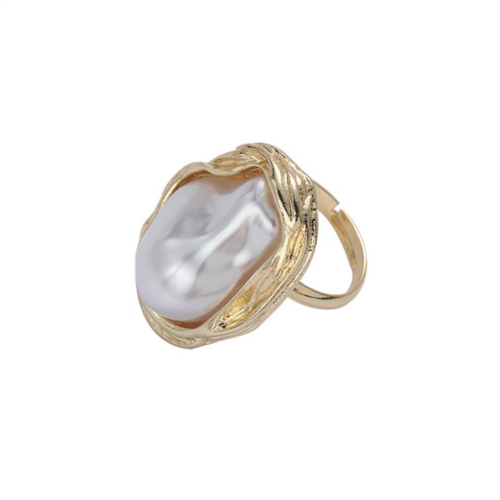 Golden Baroque Pearl: an elegant ring with a unique touch