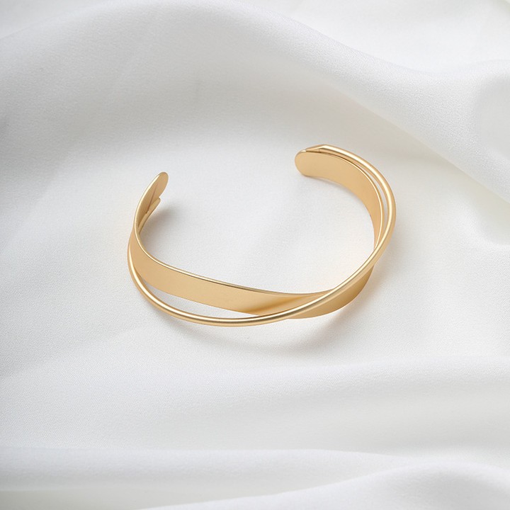 "Cross-golden elegance: a simple bracelet with a modern touch