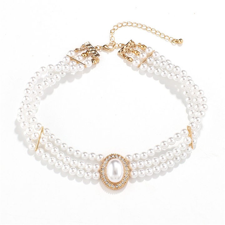 Royal Pearl Charm: An elegant necklace with a luxurious classic touch