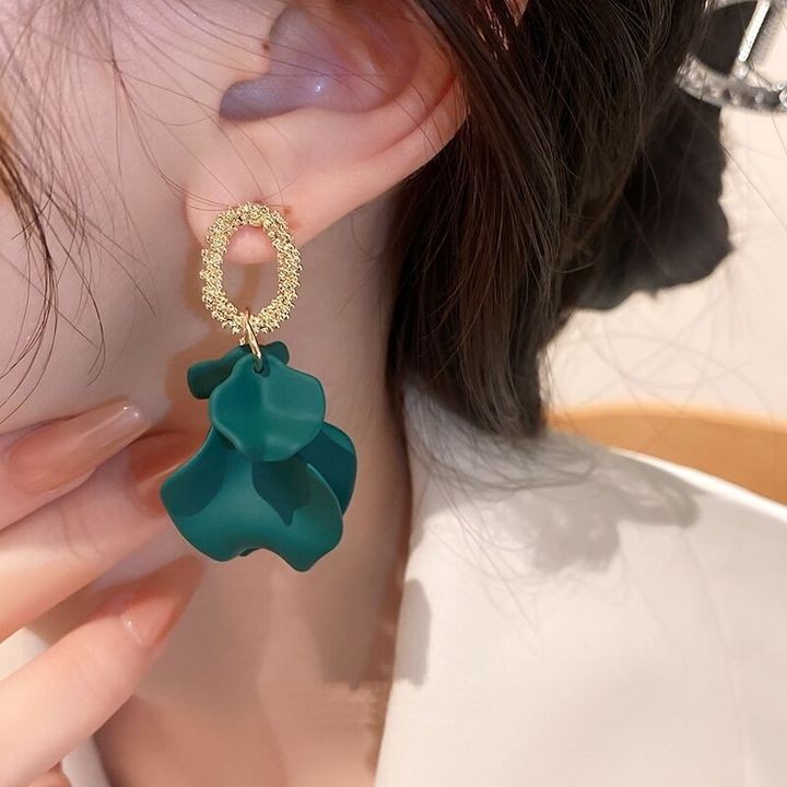 Emerald leaves: gold earrings with a charming natural touch