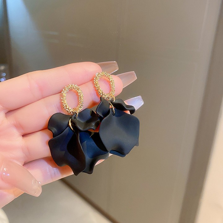 Night petals: black earrings with an elegant golden accent