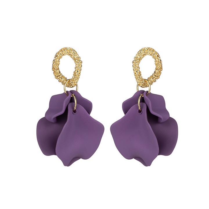 Purple whispers: charming petal earrings with a golden touch