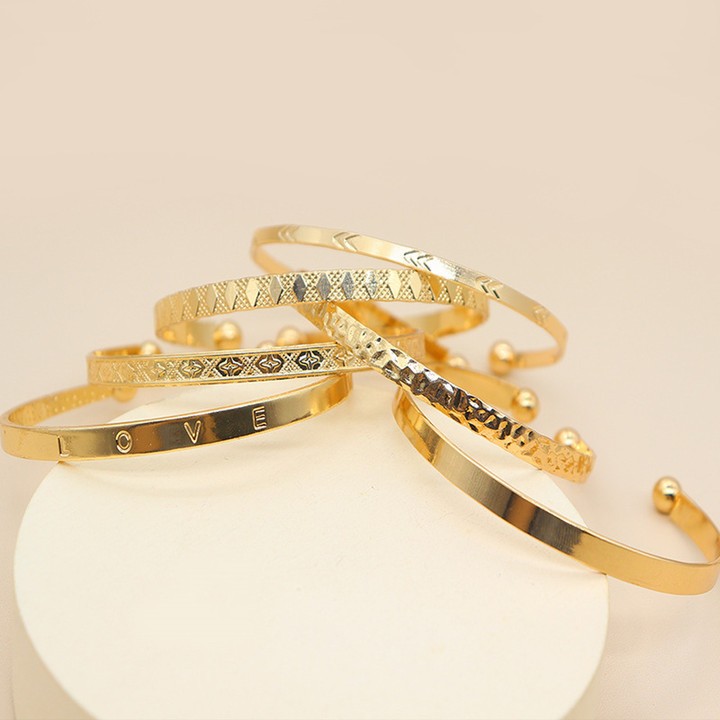A personal golden touch: a collection of elegant bracelets in a variety of designs