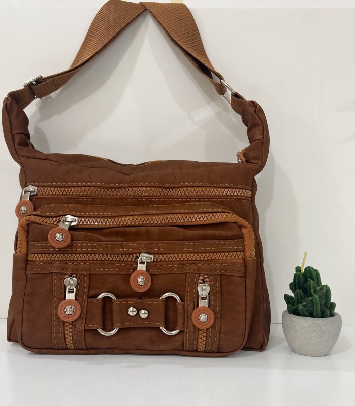 Practical elegance: a spacious shoulder bag with a modern design