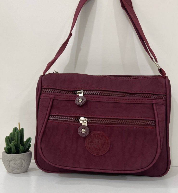 "Blueberry elegance: a trendy shoulder bag for a radiant woman