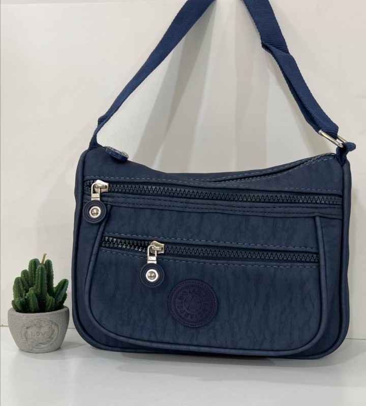 "Navy shoulder bag: the perfect companion for your everyday style