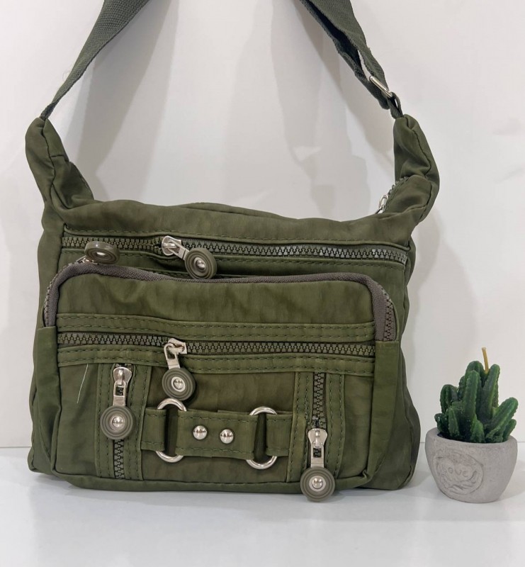 Olive shoulder bag: embark in practical style on every adventure