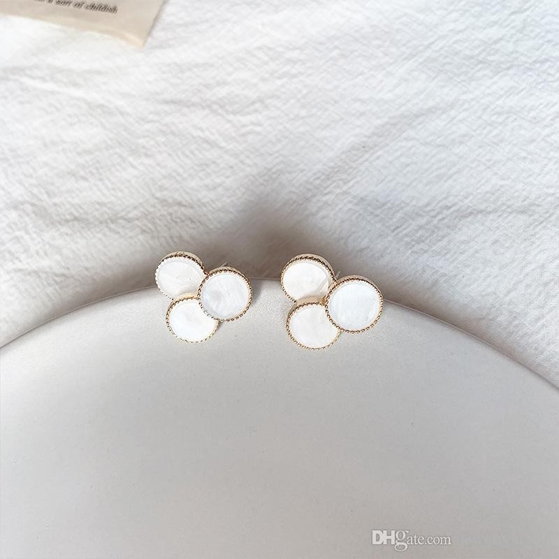 Pearl white: elegant gold earrings with a triple design