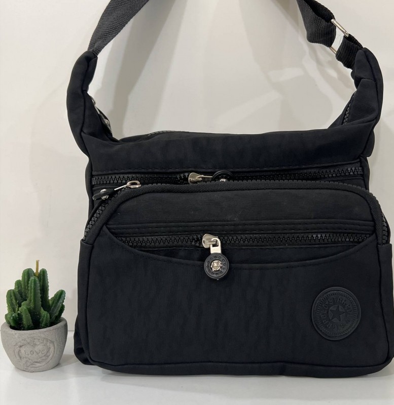 Black multi-pocket bag: your practical style for every day