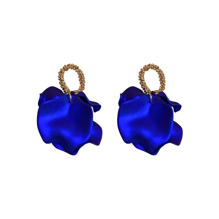 "Lapis lazuli dances: blue petal earrings with a sparkling golden accent