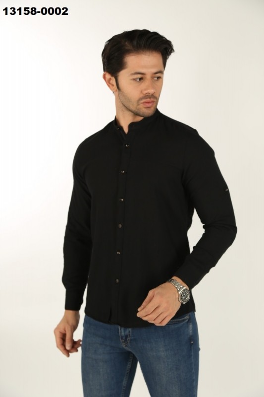Simple elegance: a black shirt is a must-have in your wardrobe.