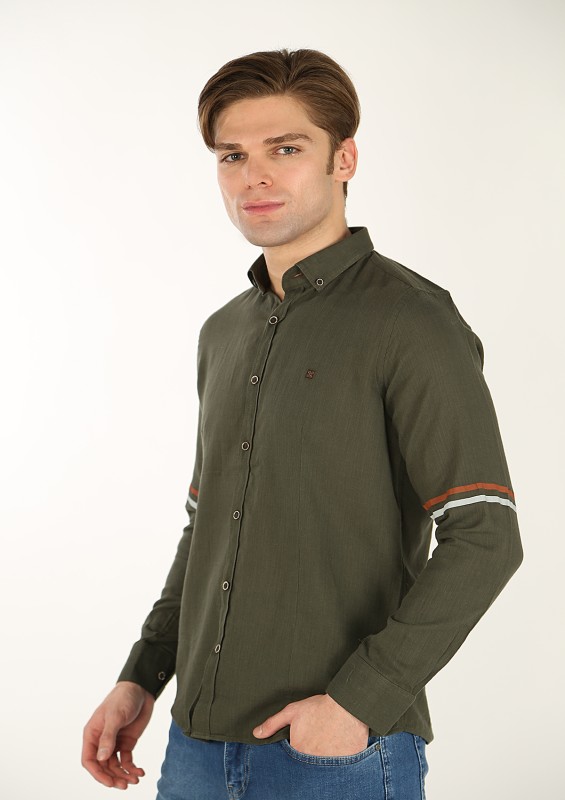 Enjoy comfort and elegance at the same time with this distinctive shirt.